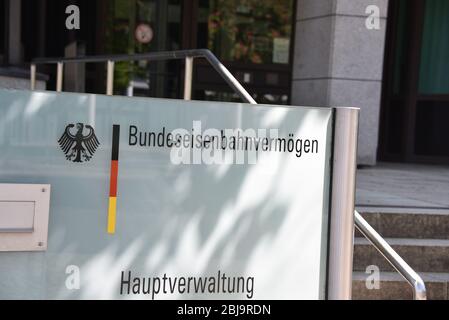 26 aprile 2020, Renania settentrionale-Vestfalia, Bonn: Logo, scritta Bundeseisenbahnvermögen (BEV) di fronte alla sede della sede Foto: Horst Galuschka/dpa/Horst Galuschka dpa Foto Stock