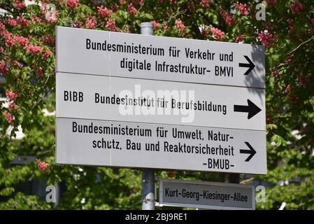 26 aprile 2020, Renania settentrionale-Vestfalia, Bonn: Indicazione per le autorità e i ministeri di Bonn Foto: Horst Galuschka/dpa/Horst Galuschka dpa Foto Stock