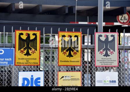 26 aprile 2020, Renania settentrionale-Vestfalia, Bonn: Indicazione per le autorità e i ministeri di Bonn Foto: Horst Galuschka/dpa/Horst Galuschka dpa Foto Stock
