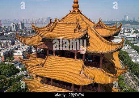 Wuhan. 29 aprile 2020. La foto aerea del 29 aprile 2020 mostra la Torre gialla della Crane, o Huanghelou, un punto di riferimento a Wuhan, nella provincia di Hubei della Cina centrale. Come l'impatto della pandemia COVID-19 si anniisce, il punto di riferimento di Wuhan Yellow Crane Tower è stato in parte riaperto al pubblico il mercoledì. Per il momento, c'è ancora un numero di visitatori limitato (300 turisti sono ammessi nell'edificio principale ogni mezz'ora) e la prenotazione online è necessaria. Credit: Xiao Yijiu/Xinhua/Alamy Live News Foto Stock