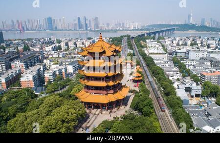 Wuhan. 29 aprile 2020. La foto aerea del 29 aprile 2020 mostra la Torre gialla della Crane, o Huanghelou, un punto di riferimento a Wuhan, nella provincia di Hubei della Cina centrale. Come l'impatto della pandemia COVID-19 si anniisce, il punto di riferimento di Wuhan Yellow Crane Tower è stato in parte riaperto al pubblico il mercoledì. Per il momento, c'è ancora un numero di visitatori limitato (300 turisti sono ammessi nell'edificio principale ogni mezz'ora) e la prenotazione online è necessaria. Credit: Xiao Yijiu/Xinhua/Alamy Live News Foto Stock