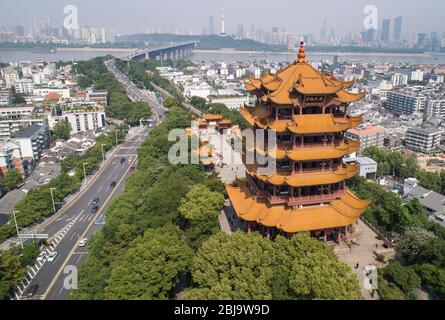 Wuhan. 29 aprile 2020. La foto aerea del 29 aprile 2020 mostra la Torre gialla della Crane, o Huanghelou, un punto di riferimento a Wuhan, nella provincia di Hubei della Cina centrale. Come l'impatto della pandemia COVID-19 si anniisce, il punto di riferimento di Wuhan Yellow Crane Tower è stato in parte riaperto al pubblico il mercoledì. Per il momento, c'è ancora un numero di visitatori limitato (300 turisti sono ammessi nell'edificio principale ogni mezz'ora) e la prenotazione online è necessaria. Credit: Xiao Yijiu/Xinhua/Alamy Live News Foto Stock