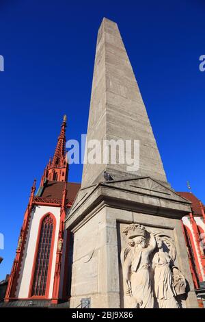 Obelisco, fontana del mercato in forma obelisco, Cappella della Vergine Maria sulla piazza del mercato Würzburg, Würzburg, bassa Franconia, Baviera, Germania / OBE Foto Stock