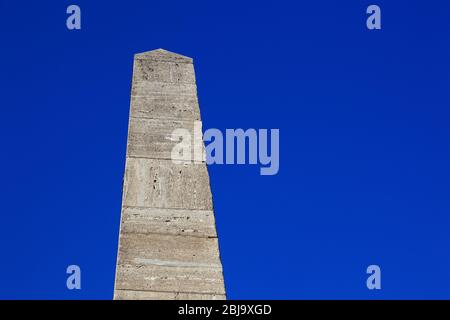 Obelisco, fontana del mercato in forma obelisco, Würzburg, bassa Franconia, Baviera, Germania / Obelisco, Marktbrunnen in Obeliskenform, Würzburg, Unterfranco Foto Stock