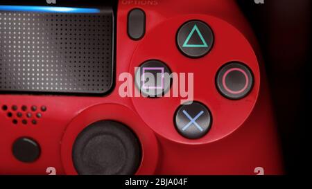 Foto ravvicinata di un controller di videogiochi rosso Foto Stock