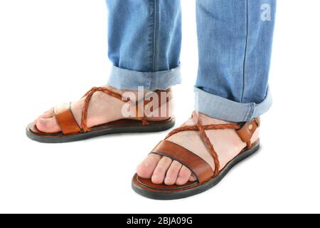 Sandali in pelle marrone sui piedi dell'uomo isolati su bianco Foto Stock