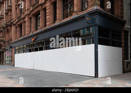 Nike Store è chiuso e si è imbarcato durante il blocco delle pandemie di coronavirus, Buchanan Street, Glasgow, Scozia, Regno Unito Foto Stock