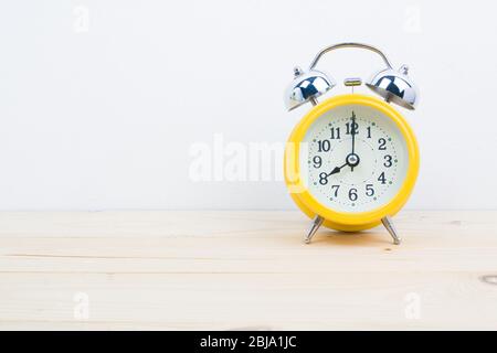 sveglia gialla di vecchio stile retrò su isolato Foto Stock