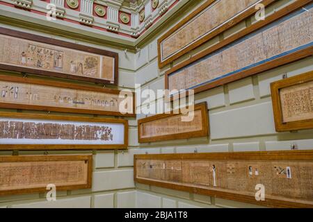 Cairo / Egitto - 25 maggio 2019: Papiro antico esposto nel Museo delle Antichità Egizie (Museo Egizio) al Cairo, che ospita la mondiale Foto Stock