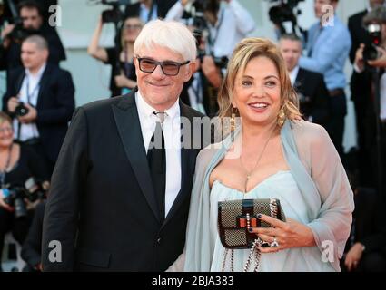 VENEZIA, ITALIA - 30 AGOSTO: Ricky Tognazzi e Simona Izzo camminano sul tappeto rosso del 'downsizing' Foto Stock