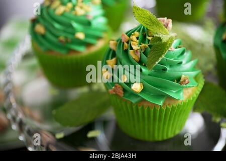 Cupcake al pistacchio in piedi, primo piano Foto Stock