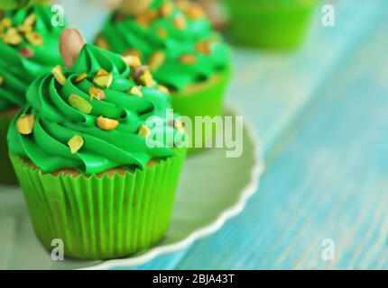 Cupcake al pistacchio su piatto, primo piano Foto Stock