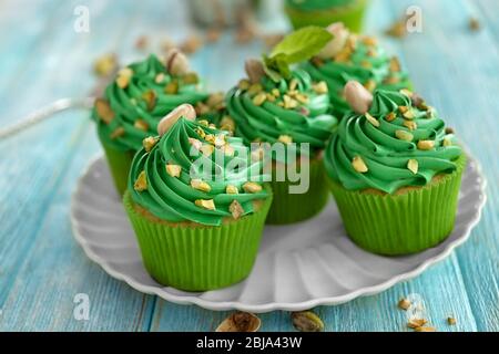 Cupcake al pistacchio su piatto, primo piano Foto Stock