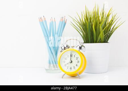 sveglia gialla di vecchio stile retrò su isolato Foto Stock