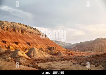 Paesaggio epico di Canyon e montagne stratificata nel bellissimo parco del deserto Foto Stock