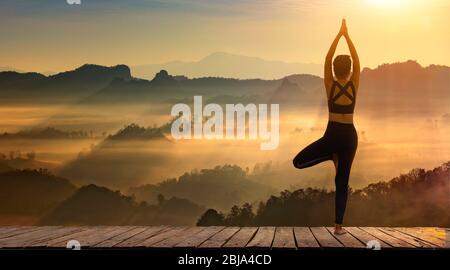 Giovane ragazza che fa yoga fitness esercizio all'aperto in belle montagne e alba del mattino. Posa vitale e meditazione per il fitness stile di vita. Sano un Foto Stock