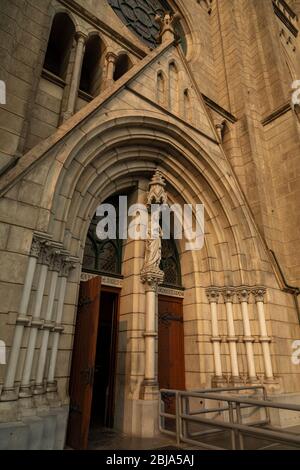 Vista panoramica del portico dell'ingresso principale della Cattedrale di Giacarta, sull'isola di Giava, Indonesia, con i suoi caratteristici archi gotici a punta. Foto Stock