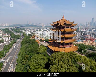 Wuhan. 29 aprile 2020. La foto aerea del 29 aprile 2020 mostra la Torre gialla della Crane, o Huanghelou, un punto di riferimento a Wuhan, nella provincia di Hubei della Cina centrale. Come l'impatto della pandemia COVID-19 si anniisce, il punto di riferimento di Wuhan Yellow Crane Tower è stato in parte riaperto al pubblico il mercoledì. Per il momento, c'è ancora un numero di visitatori limitato (300 turisti sono ammessi nell'edificio principale ogni mezz'ora) e la prenotazione online è necessaria. Credit: Xiong Qi/Xinhua/Alamy Live News Foto Stock