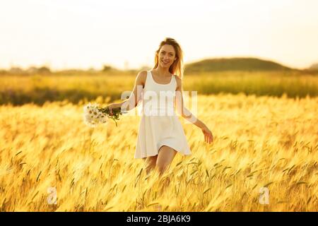 Bella giovane donna nel campo Foto Stock