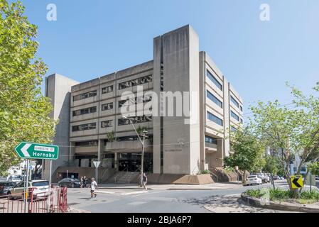 Il 1976 costruì l'edificio del College of Law in Chandos Street, St Leonards, nel nord di Sydney, Australia. Un buon esempio di architettura brutalista Foto Stock