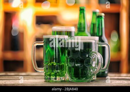 Diversi bicchieri di birra verde su sfondo sfocato Foto Stock