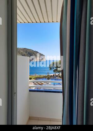 Balcone con Vista sul mare da un bellissimo hotel a Camp de mare, maiorca Foto Stock