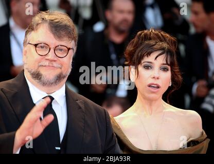 VENEZIA, ITALIA - AGOSTO 31: Sally Hawkins e Guillermo del Toro camminano sul tappeto rosso della "forma dell'acqua" Foto Stock