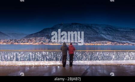 Coppia godendo la vista a Tromso, Norvegia Foto Stock