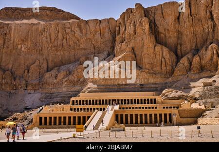 Antiche rovine del Tempio mortuario della Regina Hatshepsut a Luxor, Egitto Foto Stock