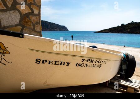 Piccole barche da pesca bianche che si stendono a secco su cemento nel porto di Sant Elm Maiorca, Spagna Foto Stock