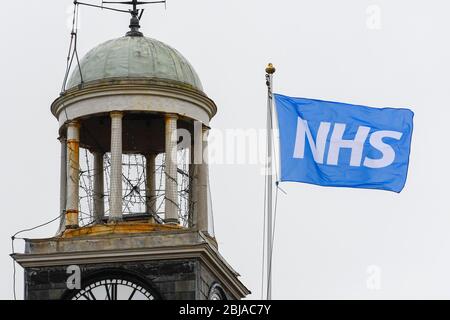 Bridport, Dorset, Regno Unito. 29 aprile 2020. Meteo Regno Unito. Una bandiera NHS che vola sul palo del municipio a Bridport a Dorset in una mattinata bagnata. Credito immagine: Graham Hunt/Alamy Live News Foto Stock