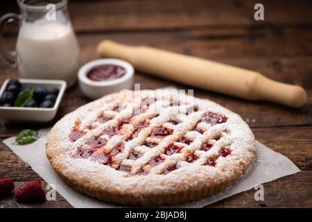 Torta di fragole fatta in casa su tavola di legno primo piano Foto Stock