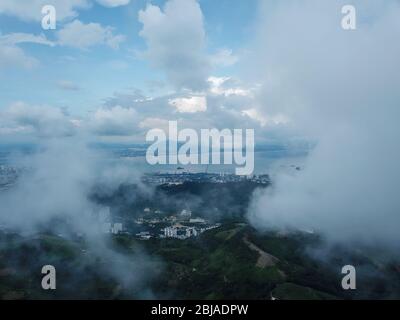 Vista aerea Penang primo ponte sulla nuvola presso la foresta di Ayer ITAM. Foto Stock