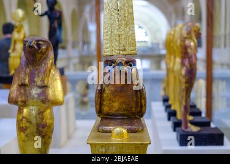 Cairo / Egitto - 25 maggio 2019: Statuette dorate di Gemehsu (Falcon) del re Tutankhamun, Museo delle Antichità Egizie (Museo Egizio) Foto Stock