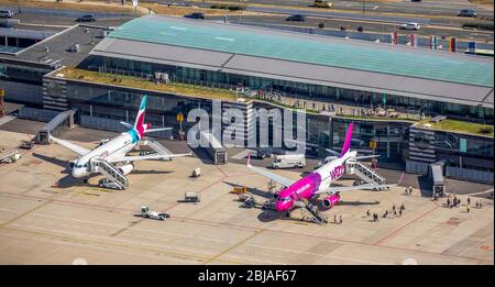 aeroporto Dortmund con terminal passeggeri e Taxiway, Eurowings e Wizz Air, 08/0872019, vista aerea, Germania, Nord Reno-Westfalia, Ruhr Area, Dortmund Foto Stock