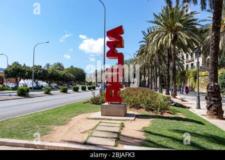 Palma, Maiorca, Spagna - 13 aprile 2019: Grande cartello rosso Palma sulla strada con palme sullo sfondo Foto Stock