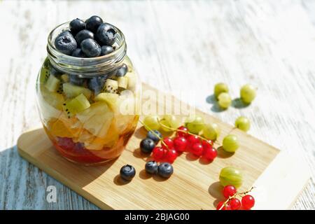 Fette di frutta in vaso sul tavolo Foto Stock