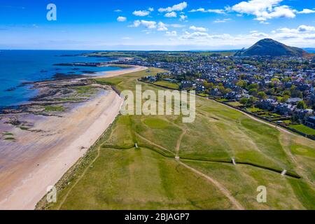 Vista aerea della spiaggia di North Berwick e del North Berwick Golf Club, East Lothian, Scozia, Regno Unito Foto Stock