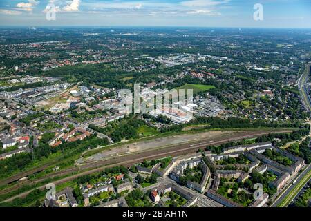 Nuova zona residenziale in via Burggrafen, presso la vecchia stazione di trasporto di Essen, sullo sfondo il Kronenberg Centre Essen, 23.06.2016, vista aerea, Germania, Nord Reno-Westfalia, Ruhr Area, Essen Foto Stock