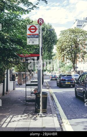 Londra/UK-30/7/18: Abbey Road Studios fermata su Grove End Road verso West Hampstead o Kilburn. Una fermata dell'autobus è un luogo designato dove gli autobus si fermano Foto Stock