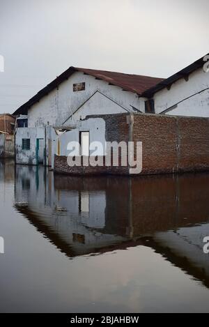 Depositi abbandonati a causa di inondazioni costiere nella zona portuale di Tanjung EMAS, Semarang, Indonesia. Foto Stock