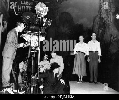 Il regista JOHN HUSTON con Movie Crew filmando LAUREN BACALL e HUMPHREY BOGART nella SCENEGGIATURA KEY LARGO 1948 RICHARD BROOKS e JOHN HUSTON basata sulla sceneggiatura di MAXWELL ANDERSON Warner Bros. Foto Stock