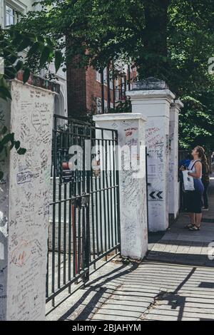 Londra/UK-30/7/18: Donna che scrive graffiti sulla parete del negozio Abbey Road accanto agli studi di musica omonimo. Nel 1970, lo studio fu rinominato Foto Stock