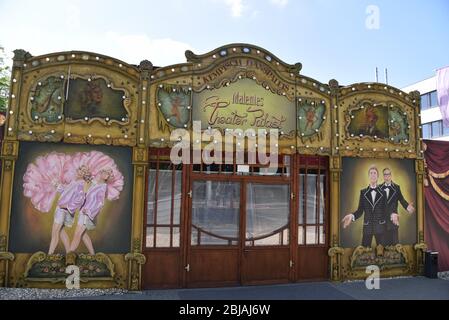 Bonn, Germania. 26 aprile 2020. L'ingresso al Palazzo del Teatro Malentes Credit: Horst Galuschka/dpa/Horst Galuschka dpa/Alamy Live News Foto Stock