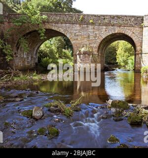 Ponte sul fiume Derwent a Blanchland, Northumberland, Inghilterra, Regno Unito. Foto Stock