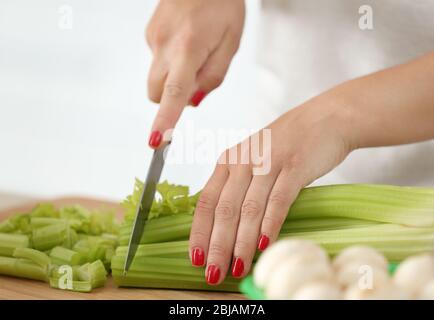 Ragazza che cucina in cucina. Concetto di blogger alimentare Foto Stock