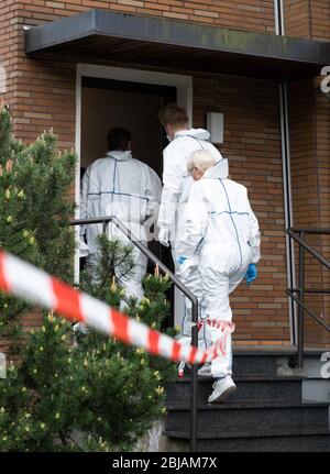 Gelsenkirchen, Germania. 29 aprile 2020. Investigatori della polizia che entrano in una scena criminale. Un poliziotto è stato ucciso questa mattina durante un'operazione SEK a Gelsenkirchen. Quando gli ufficiali stavano per fare una ricerca casa su un sospetto in un'indagine sulla droga, il sospetto si dice che abbia sparato i colpi agli ufficiali SEK. Uno di loro ha colpito il poliziotto SEK. Credit: Bernd Thissen/dpa/Alamy Live News Foto Stock