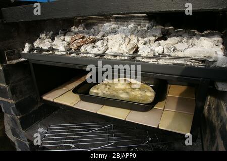 pizza cotta al barbecue, tradizionale pane all'aglio rustico italiano Foto Stock