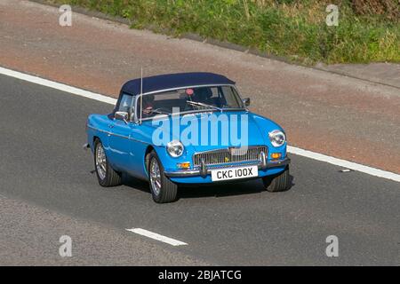 Blu 1982 80s MG B; veicoli in movimento per il traffico veicolare, veicoli in movimento su strade del Regno Unito, motori, motori sull'autostrada M6 Foto Stock