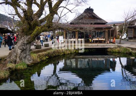 Oshino, Giappone - 09Dec2019: Hakkai o otto mari, si riferisce alle otto piscine d'acqua che sono l'attrazione principale a Oshino Hakkai. I visitatori possono bere t Foto Stock